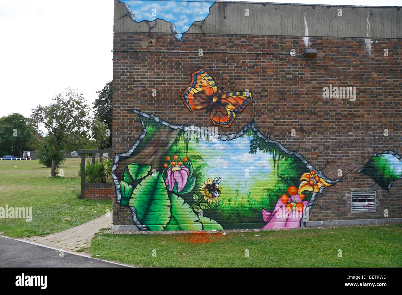 Murales colorées nouvellement peintes récemment ajoutés à l'Ham & Neupré Club de jeunes, Ham Village Green, Richmond, Royaume-Uni. Août 2009 Banque D'Images