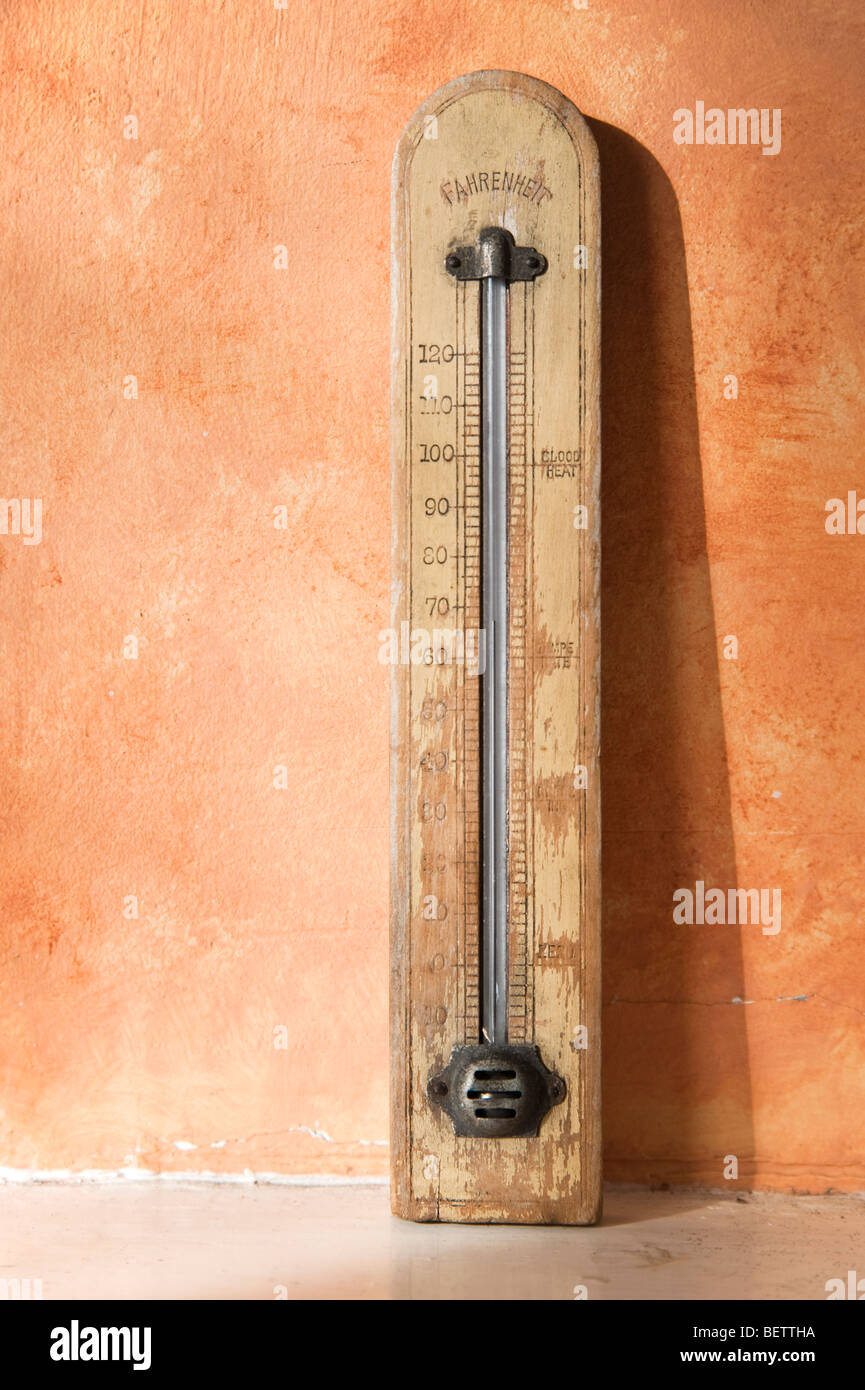 Petit thermomètre en bois ancien avec la température en Fahrenheit  seulement Photo Stock - Alamy