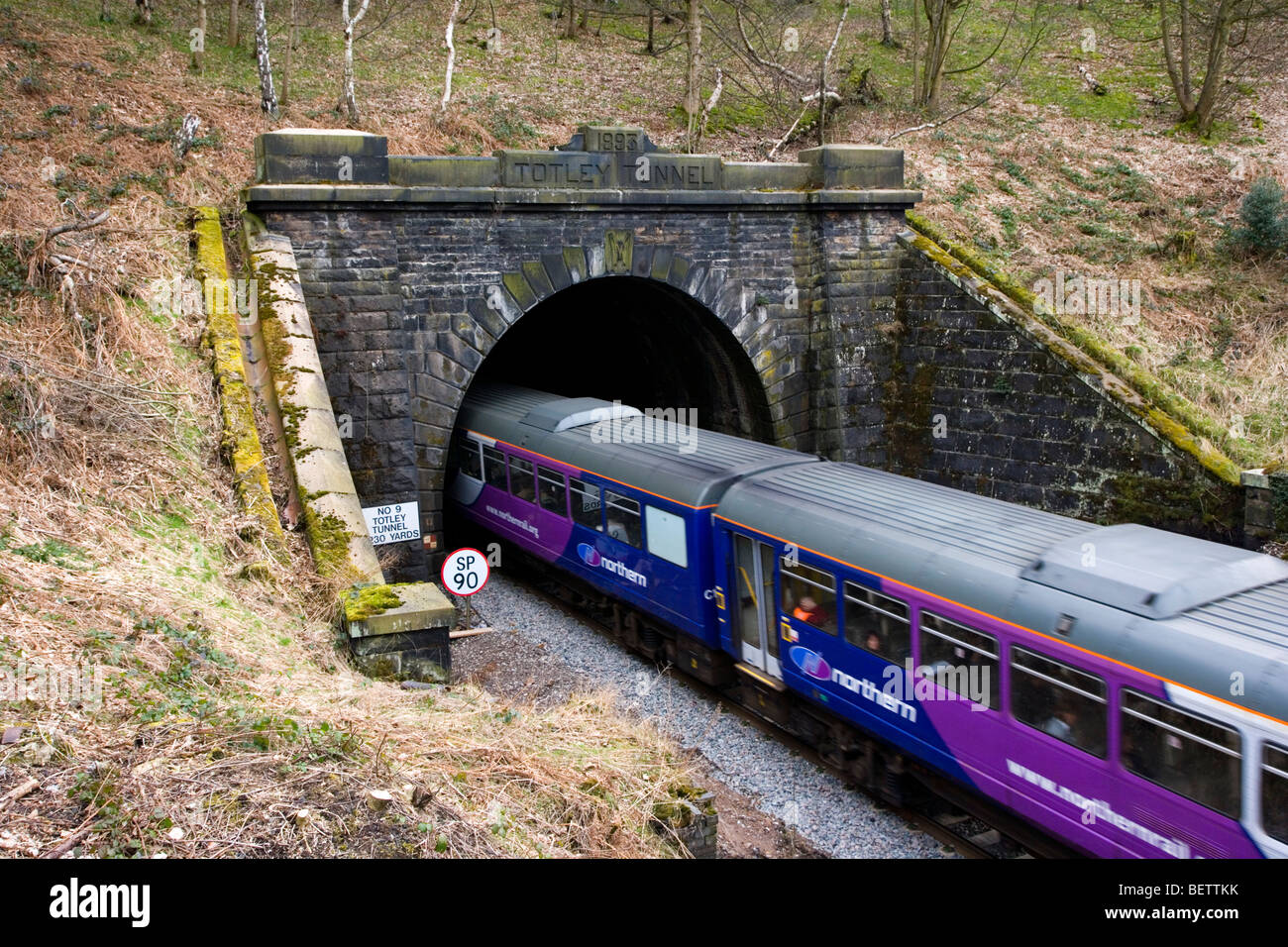 Train entrant dans le portail ouest de Totley Tunnel à Grindleford Gare,supérieure Padley près de Grindleford dans le Derbyshire Banque D'Images