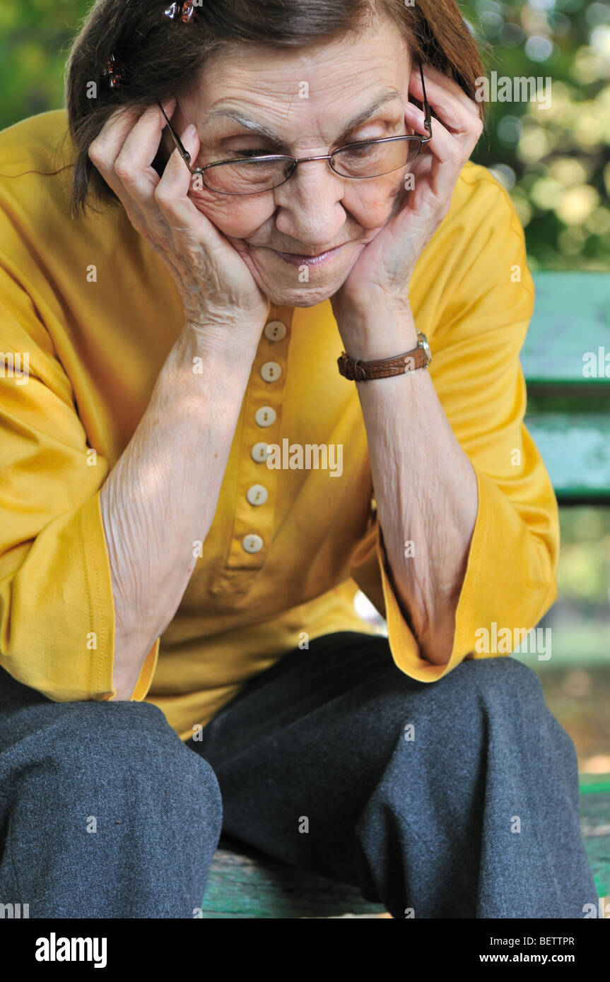 La Solitude - portrait de peur senior woman Banque D'Images