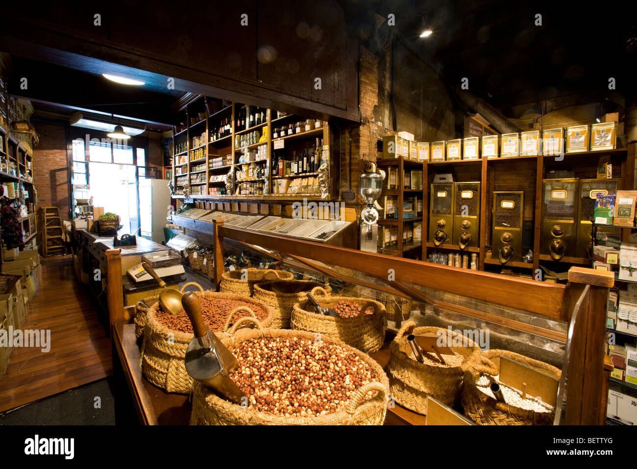 Magasin alimentaire authentique avec les aliments secs, noix, café dans la vieille ville de Barcelone. Banque D'Images