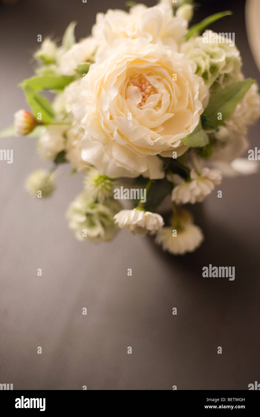Arrangement simple de pivoines et roses blanches pour un mariage, table d'accueil bouquet Banque D'Images