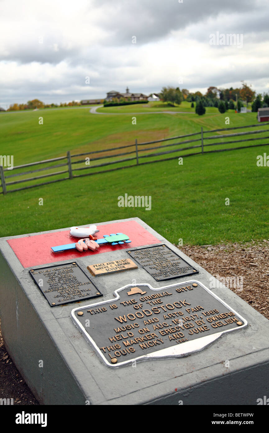 La pierre commémorative pour marquer l'emplacement de l'1969 Woodstock Music Festival, qui a eu lieu à Bethel Woods, New York le Max Yasgur's farm Banque D'Images