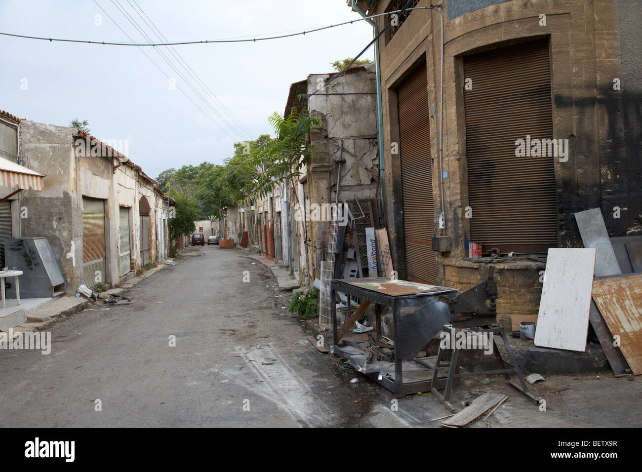 Rue de la vieille ville de Nicosie menant à la zone tampon des Nations Unies dans la ligne verte divisant le nord et le sud de Chypre Banque D'Images