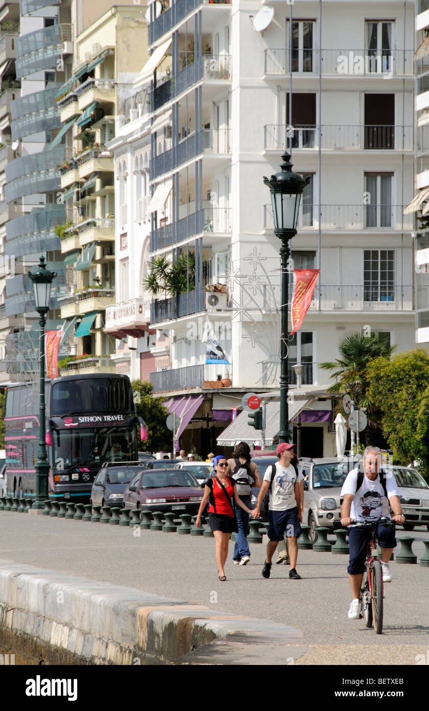 Les vacanciers sur l'Avenue Nikis front de mer, donnant sur le golfe de Thermaikos à Thessalonique GRÈCE Banque D'Images