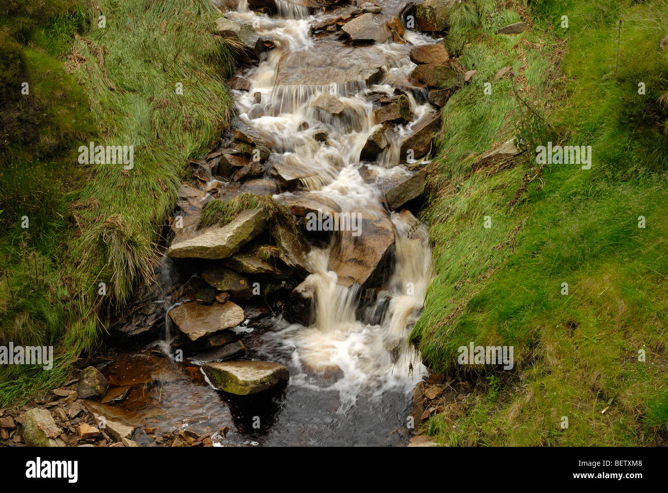 Ruisseau et cascade à High Peak Moors UK. Image prise de la route Banque D'Images