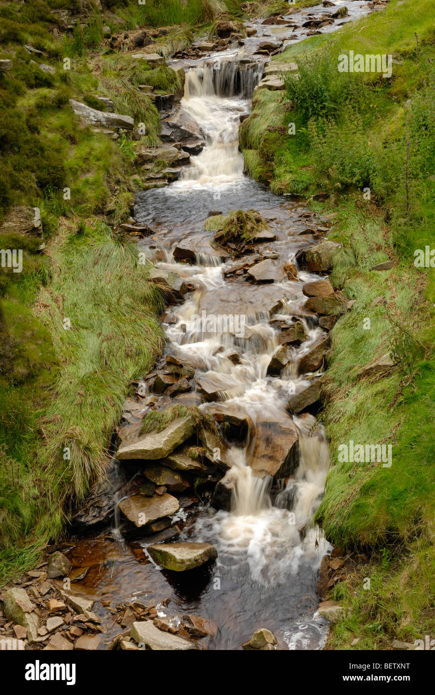 Ruisseau et cascade à High Peak Moors UK. Image prise de la route Banque D'Images