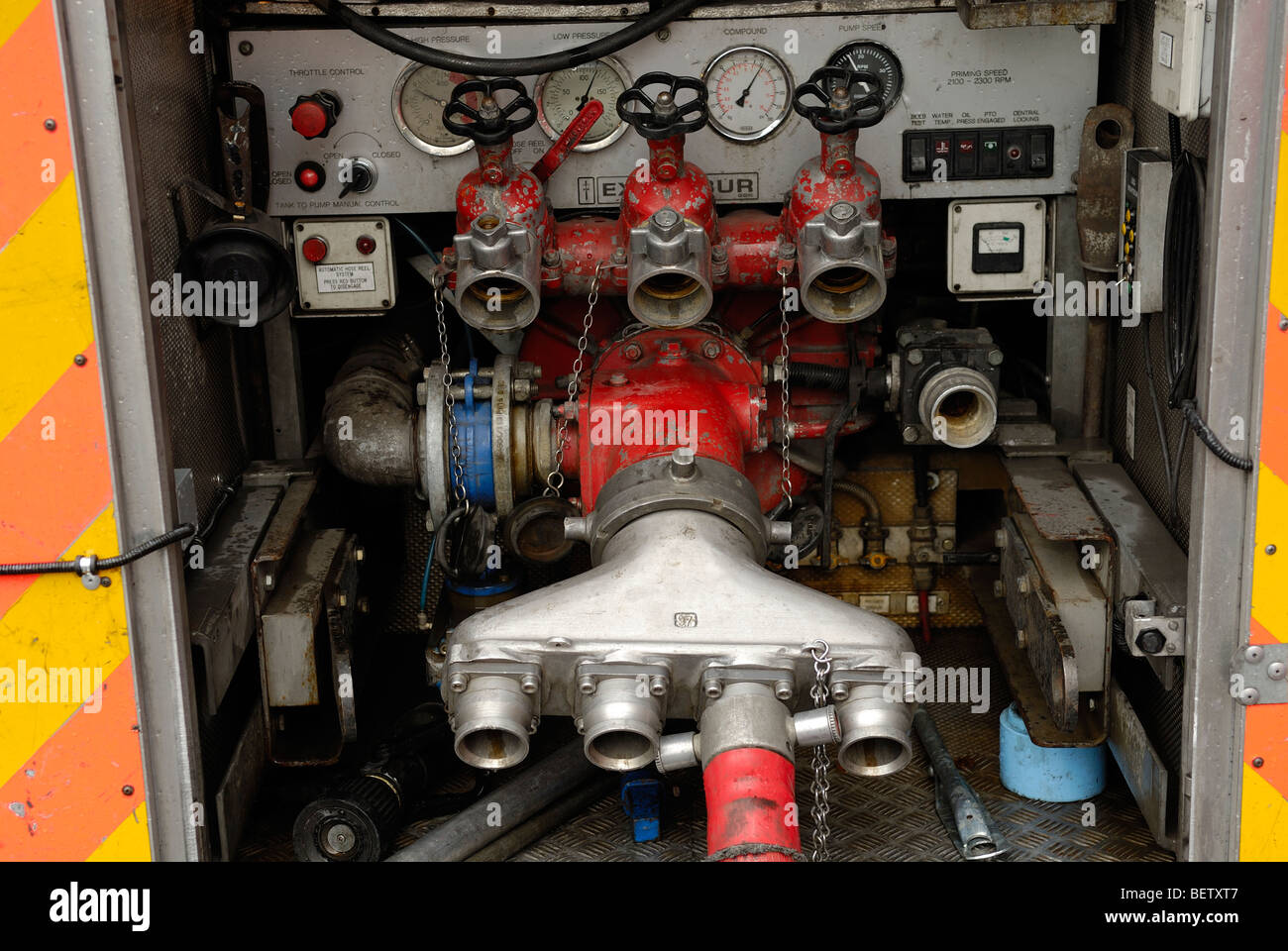 Pompe à incendie Dennis locker et accouplements Banque D'Images