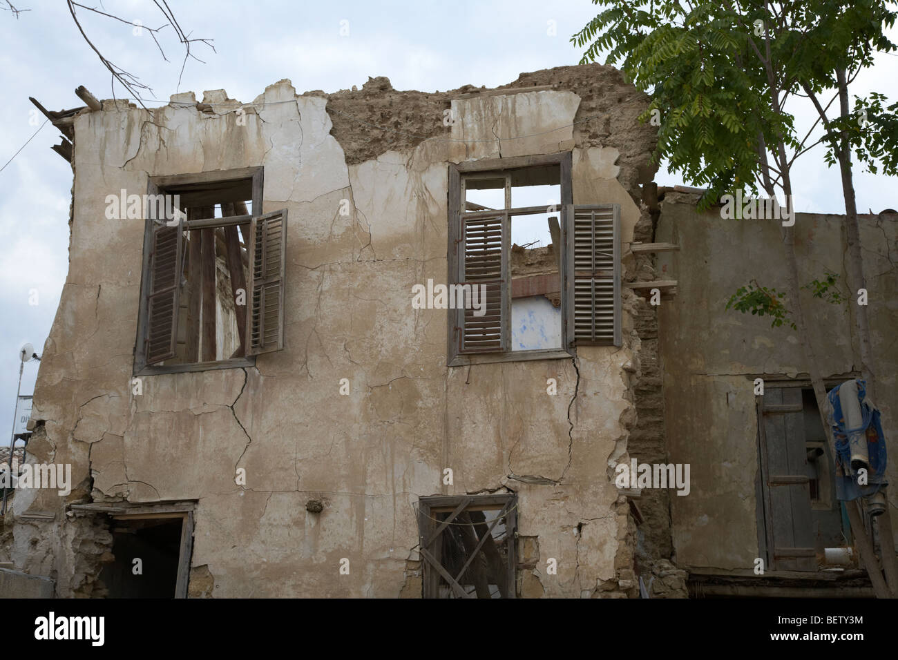 Bâtiments bombardée en aucune man's land et zone restreinte de la zone tampon des Nations Unies dans la ligne verte divisant le nord et le sud de Chypre à Nicosie border Banque D'Images
