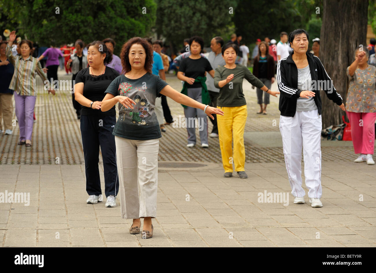 Un matin occupé la gymnastique dans le parc Tiantan Beijing, CN Banque D'Images