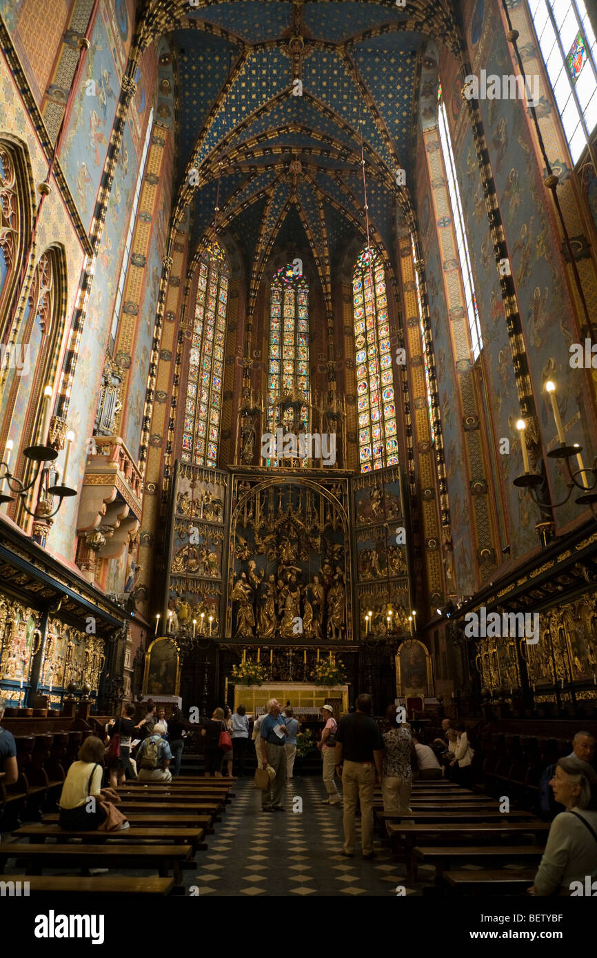 Dans la nef de l'église de Saint Mary's Basilica, Cracovie, vers le mur est la fenêtre de l'abside vitrail. Cracovie. La Pologne. Banque D'Images
