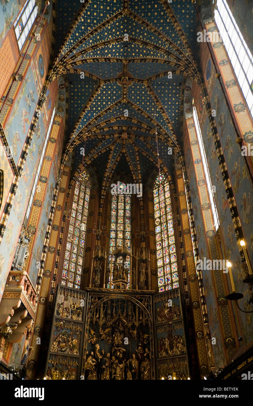 Dans la nef de l'église de Saint Mary's Basilica, Cracovie, vers le mur est la fenêtre de l'abside vitrail. Cracovie. La Pologne. Banque D'Images