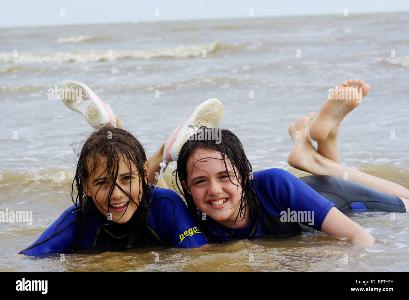 Deux filles adolescents enfants à la plage s'amusant Banque D'Images