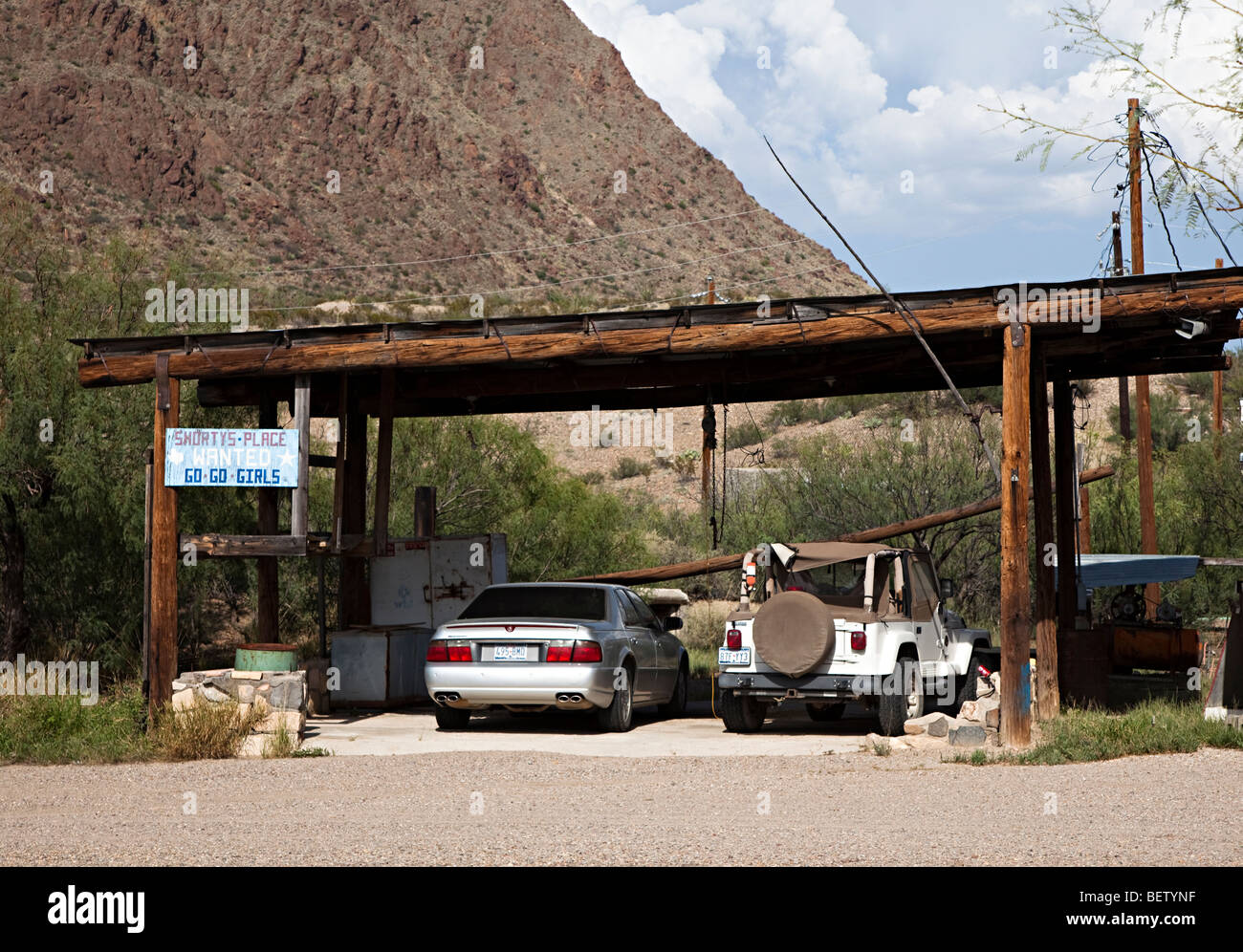 Go Go Les filles voulaient signer sur un abri voiture en ville du désert d'étude Butte Texas USA Banque D'Images