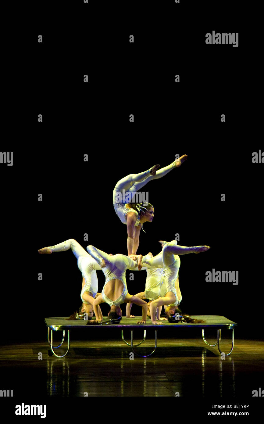 Acrobates chinois formant une configuration Banque D'Images