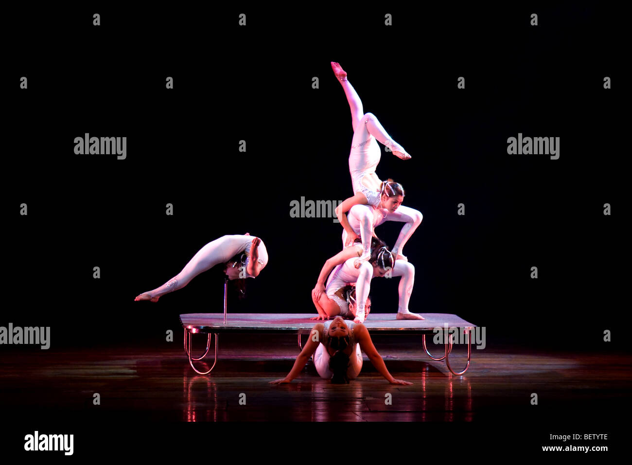 Acrobates chinois formant une figure Banque D'Images