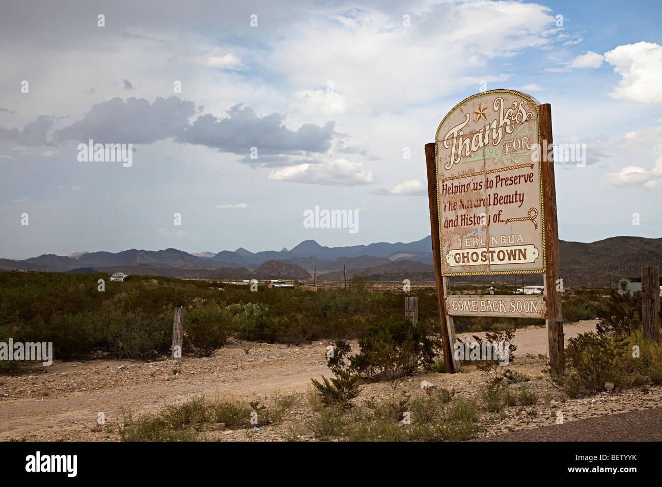 Panneau de bienvenue s'est évanouie à la périphérie de ville fantôme Terlingua Texas USA Banque D'Images