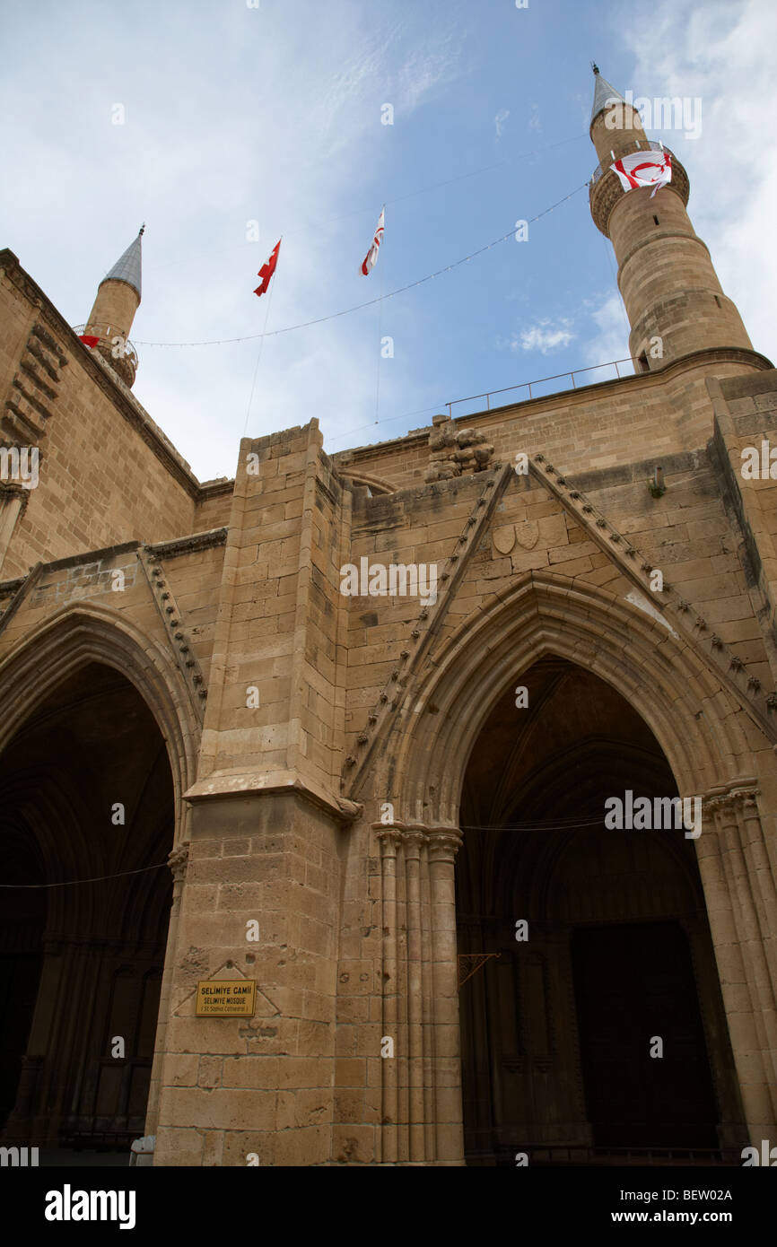 Côté arcades gothiques et contreforts de la mosquée Selimiye autrefois cathédrale Sainte-Sophie lefkosia Nicosie RTCN Banque D'Images