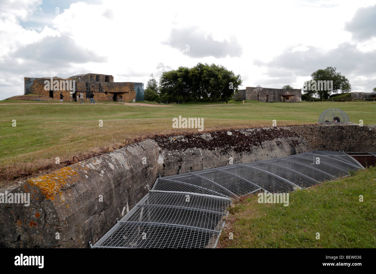 Vue sur un passage souterrain vers deux casemates d'artillerie à l'Azeville batterie allemande, Normandie, France. Banque D'Images