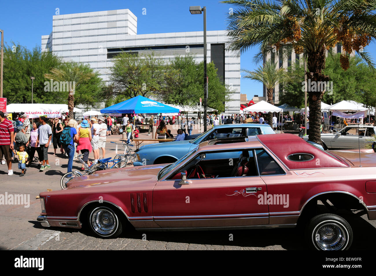 Sauvecitos les membres de club de voiture afficher low rider voitures à Tucson répondre vous-même, un festival multi-culturel à Tucson, Arizona, USA. Banque D'Images