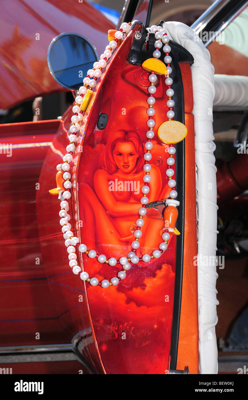 Sauvecitos les membres de club de voiture afficher low rider voitures à Tucson répondre vous-même, un festival multi-culturel à Tucson, Arizona, USA. Banque D'Images