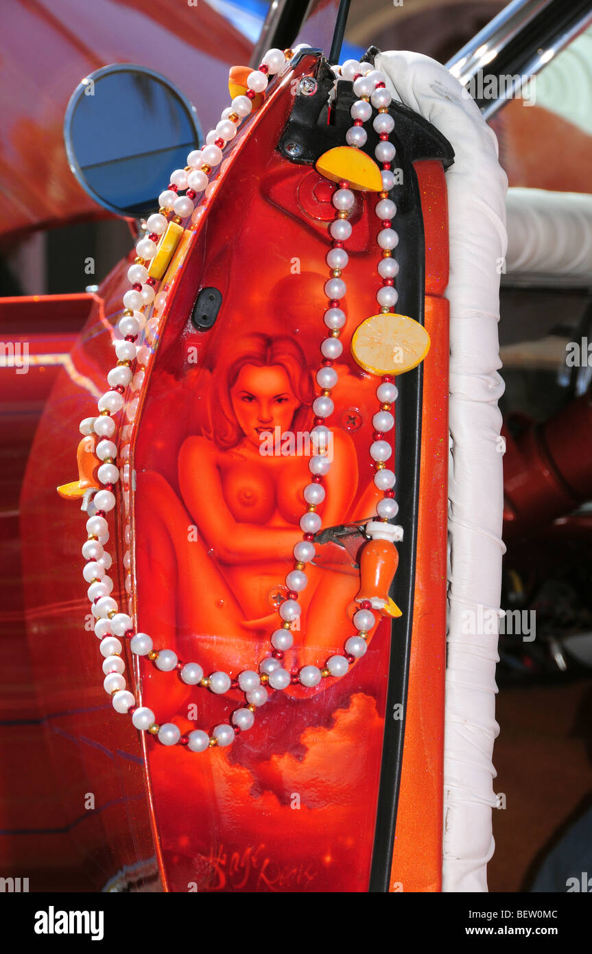 Sauvecitos les membres de club de voiture afficher low rider voitures à Tucson répondre vous-même, un festival multi-culturel à Tucson, Arizona, USA. Banque D'Images