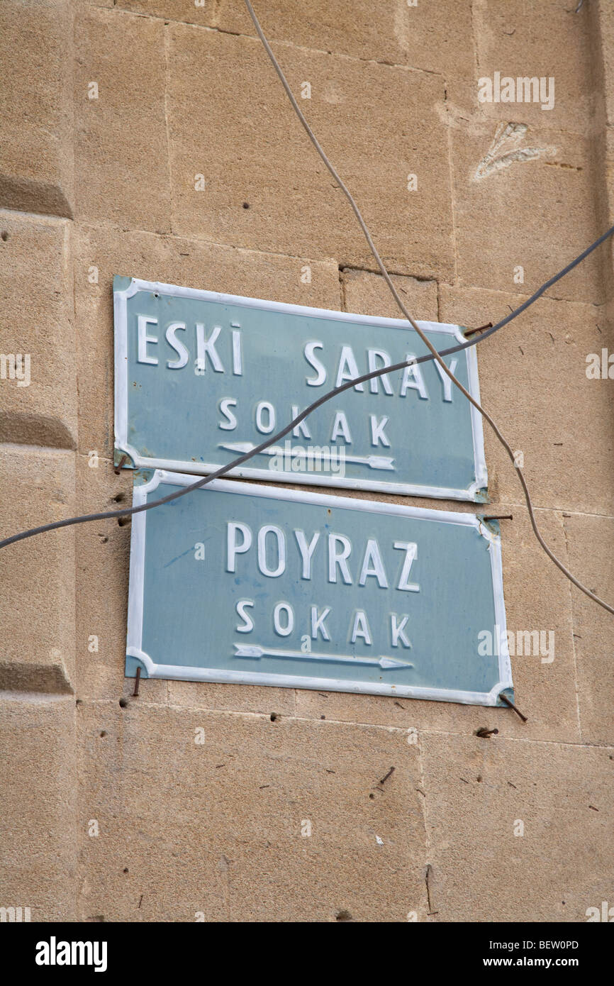 Les plaques de rue en langue turque dans la vieille ville de Nicosie RTCN République turque de Chypre du nord Banque D'Images