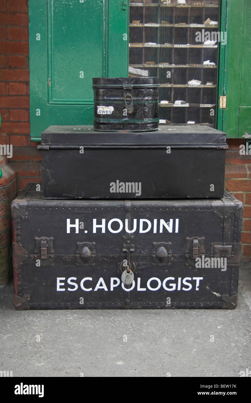 Spoof coffre d'Harry Houdini célèbre escapologist à Horstead Keynes Bluebell railway station ligne Sussex England uk Banque D'Images