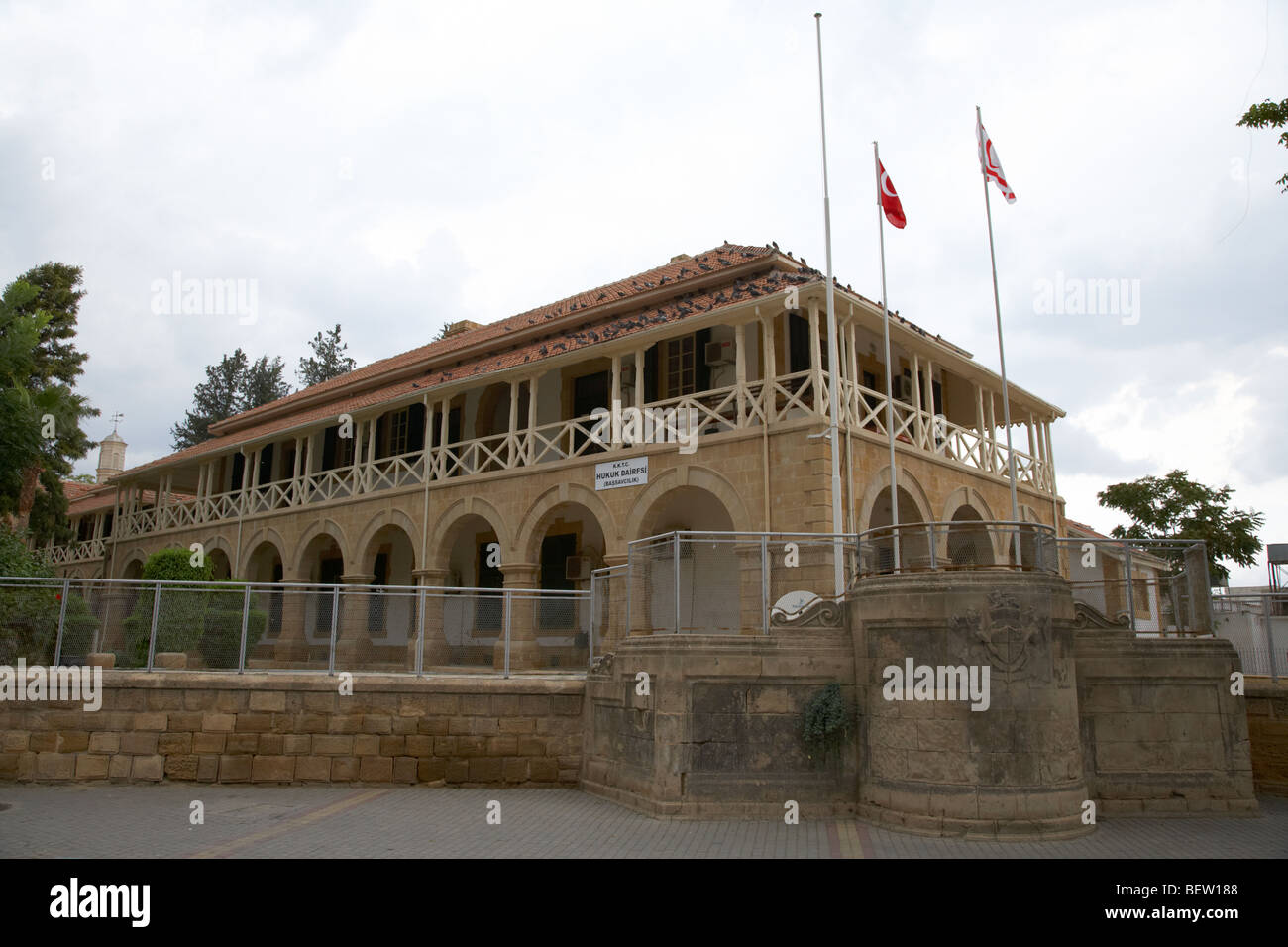 Le palais de justice bâtiment dans sarayonu square RTCN Nicosie République turque de Chypre du nord Banque D'Images