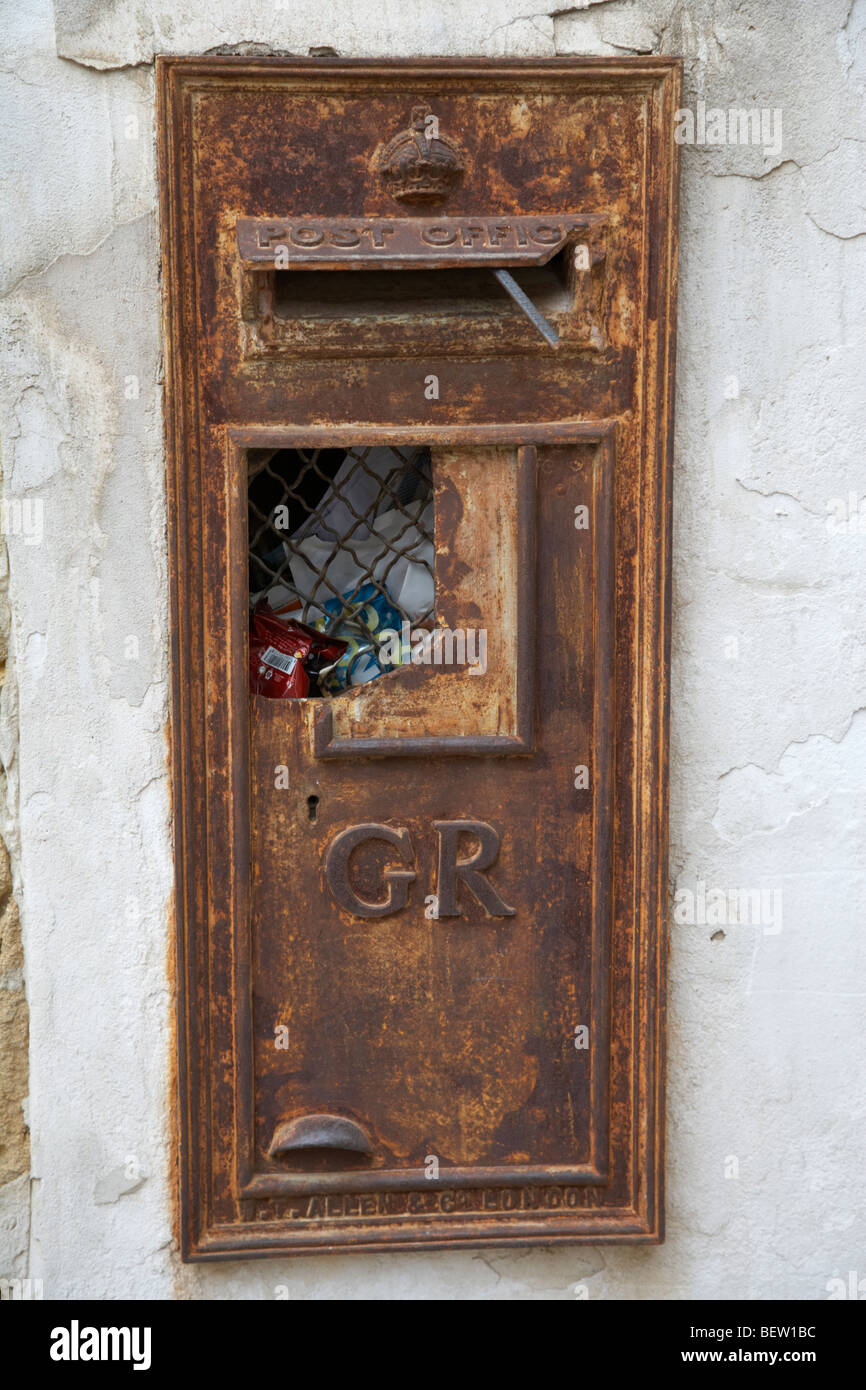 Vieux GR désaffectées british post box recouvert de casse dans le nord de la RTCN Nicosie République turque de Chypre du nord Banque D'Images
