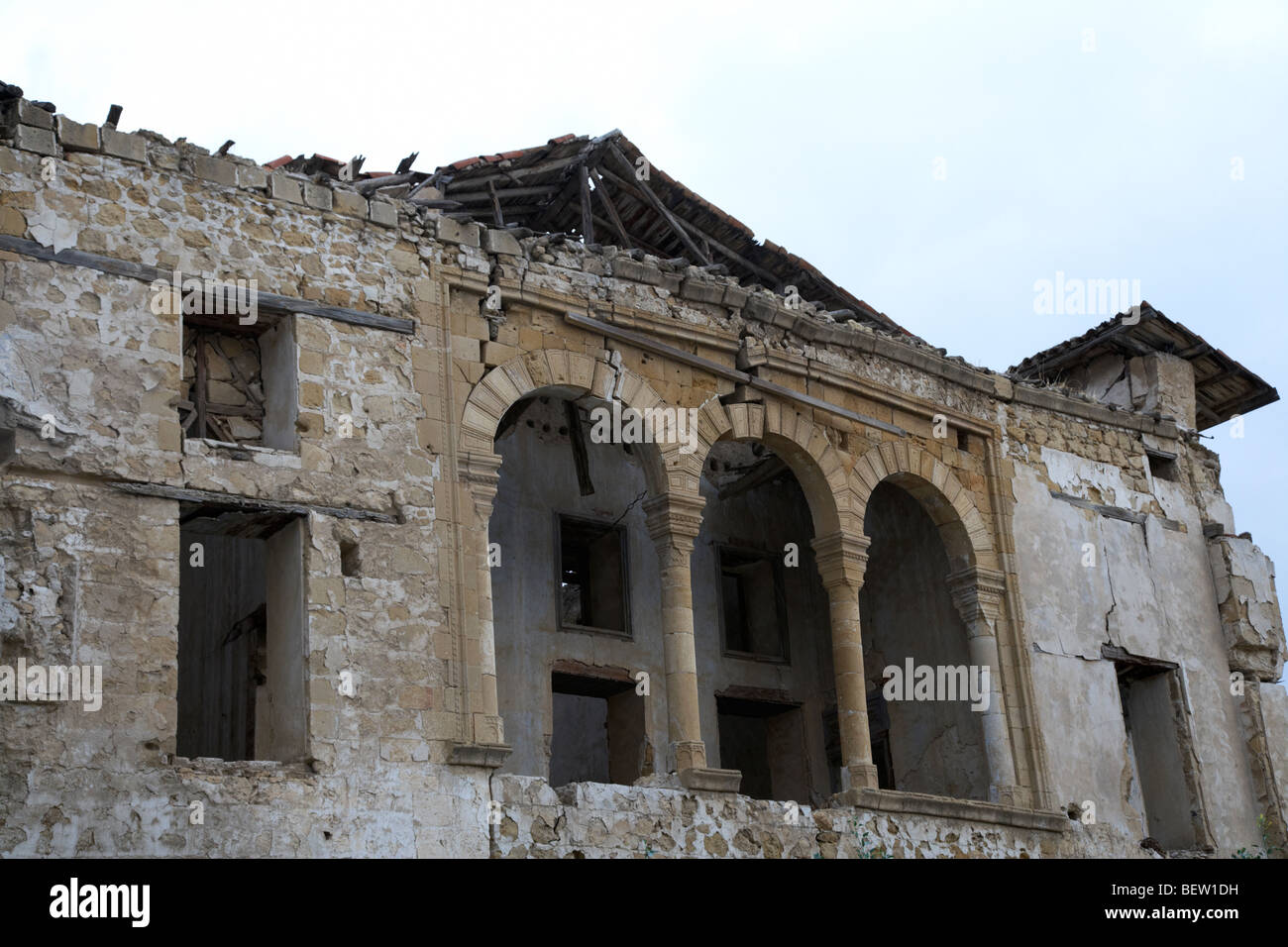Ruines dans l'enceinte de l'Eglise arménienne et le monastère de Notre dame de la RTCN Nicosie République turque de Chypre du nord Banque D'Images