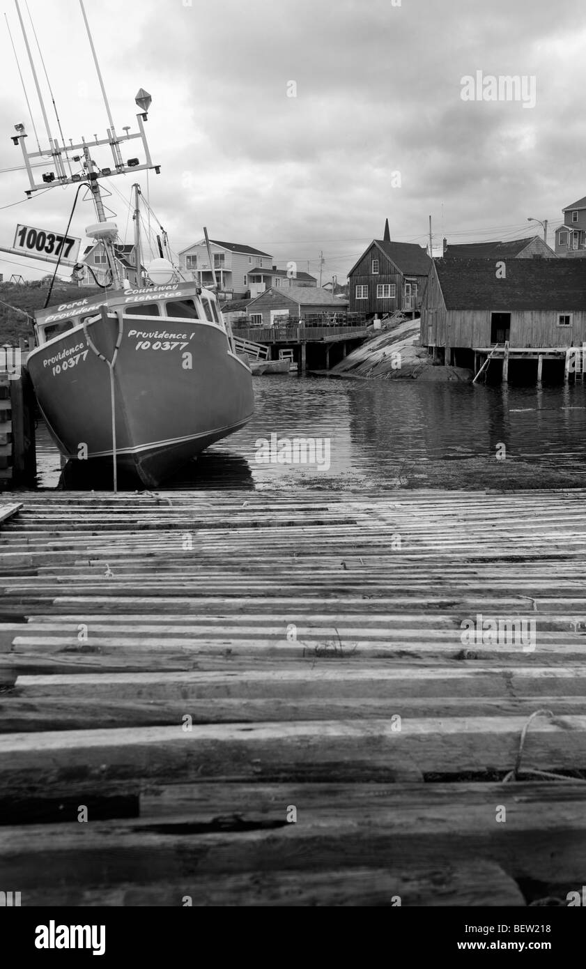 Un bateau de pêche repose contre le dock à Peggy's Cove, Nouvelle-Écosse Banque D'Images