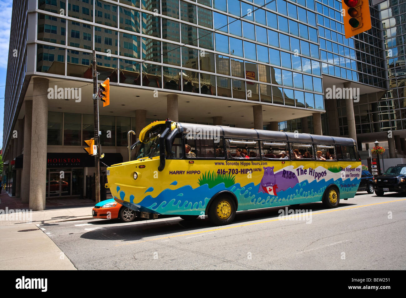 Toronto Hippo Tours bus - c'est un bus, c'est un bateau ! Un hippopotame est un navire à passagers 40 unique qui offre de l'eau et terre sightseein Banque D'Images