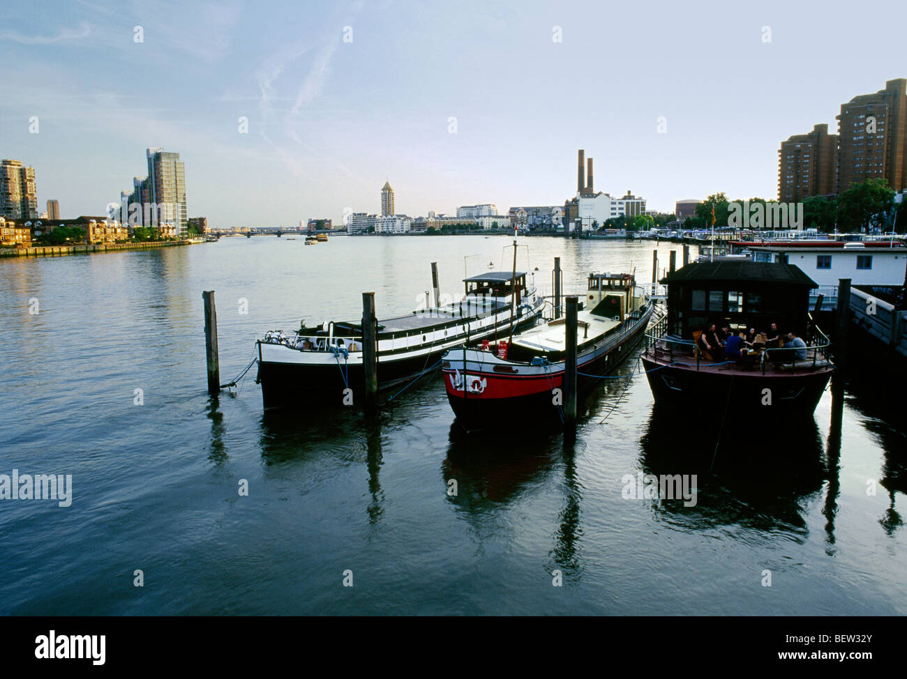 Des gens assis sur House Boats off Chelsea embankment dans le sud ouest de Londres profitant de la soir Banque D'Images