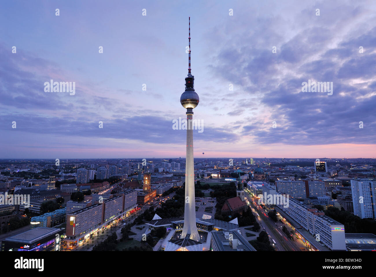Berlin. L'Allemagne. Crépuscule sur les toits de Berlin avec Fernsehturm (tour de télévision) l'Alexanderplatz. Banque D'Images
