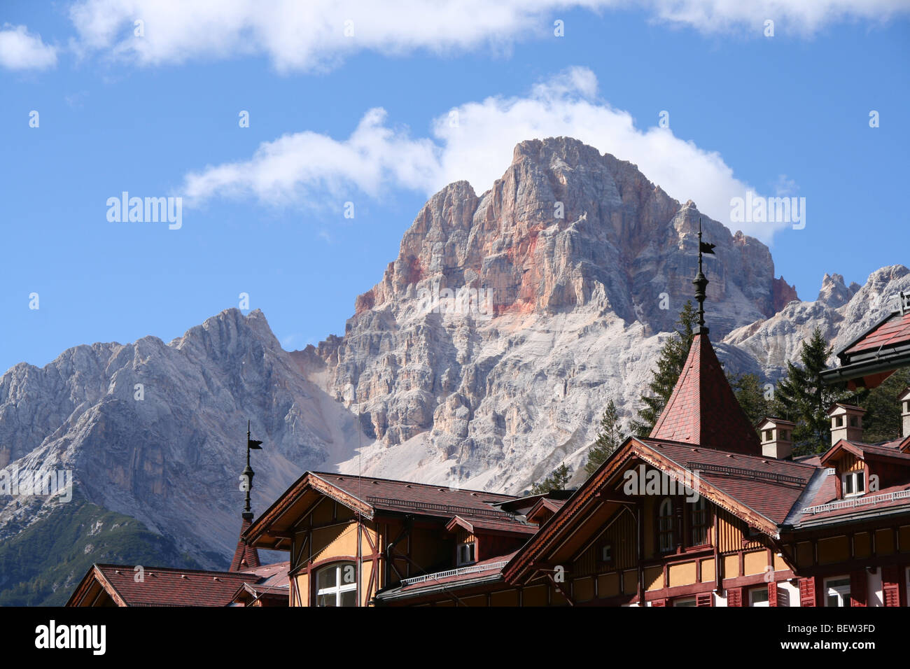 Ancien hôtel au Tyrol du Sud, Carbonin, Dolomites italiennes, soutenue par l'été de Croda Rossa Banque D'Images