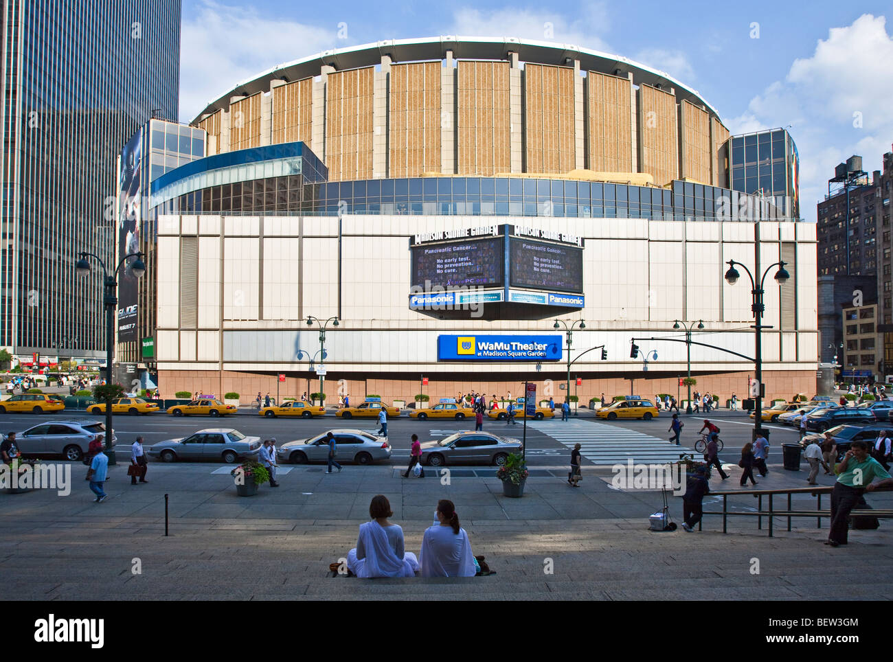 États-unis, New York, Manhattan, les gens en face de Madison Square Garden Banque D'Images