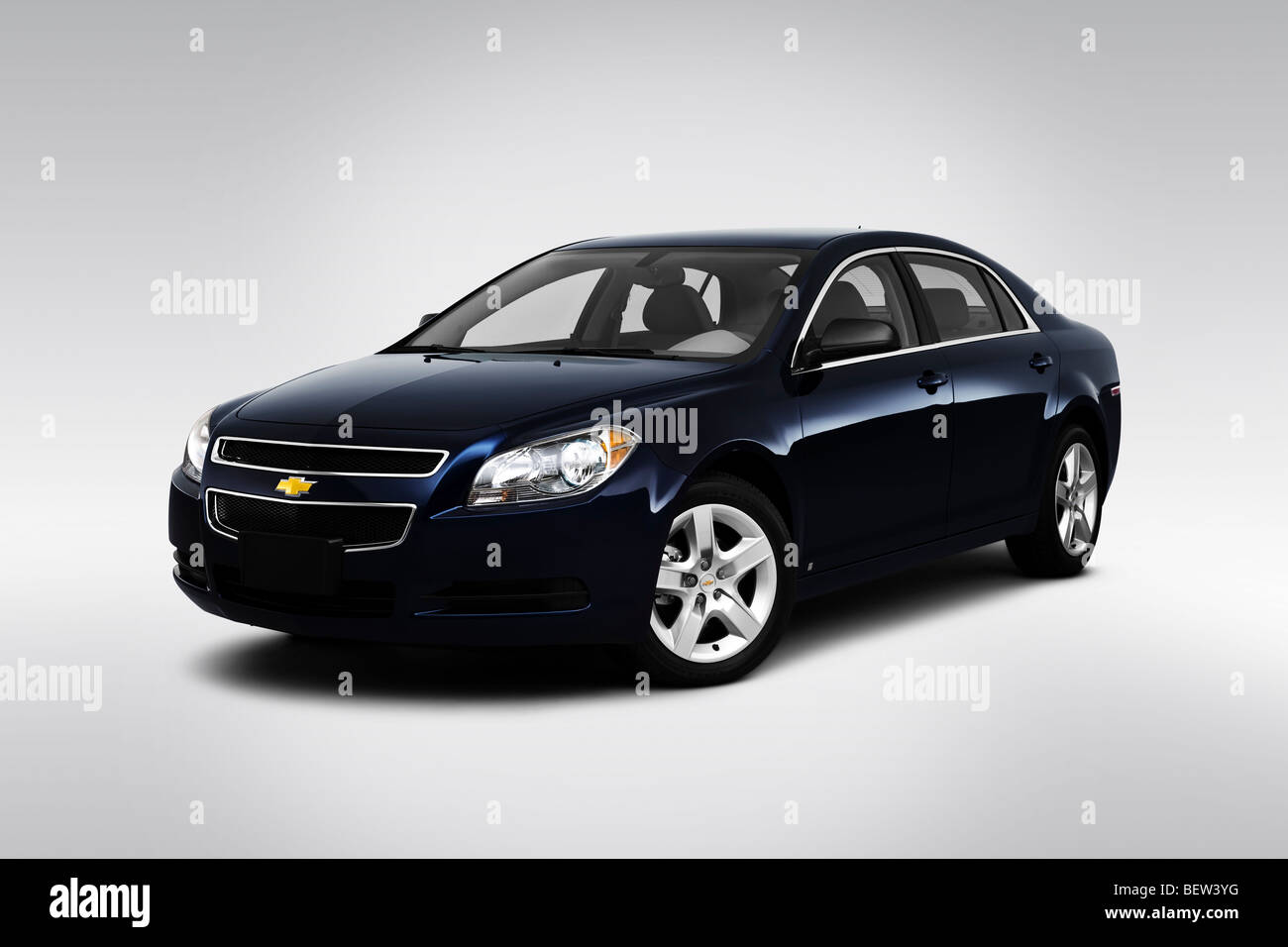 2010 Chevrolet Malibu 1LS en bleu - angle de vue avant Banque D'Images