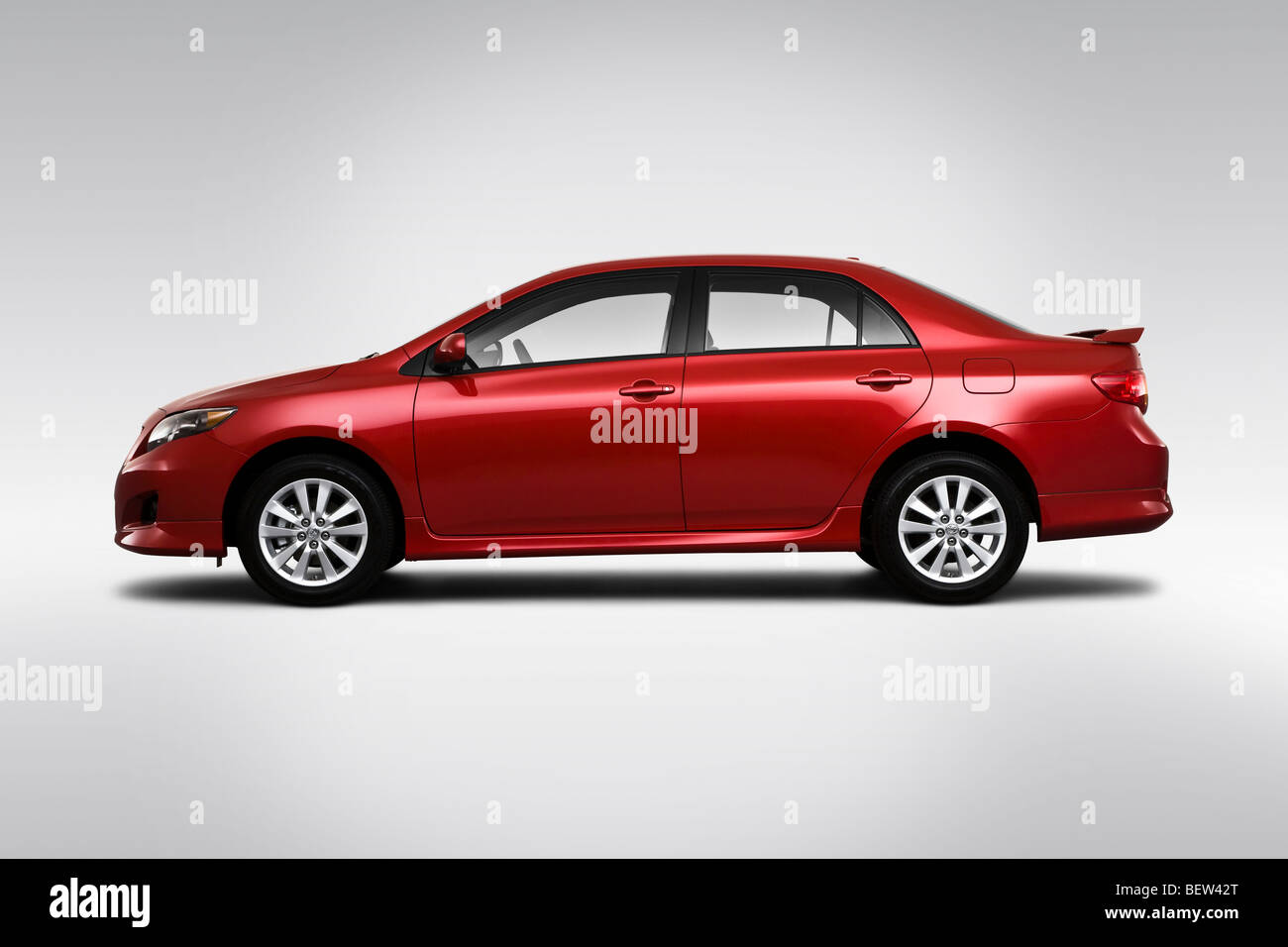 Toyota Corolla 2010 S en rouge - Pilotes Portrait Banque D'Images