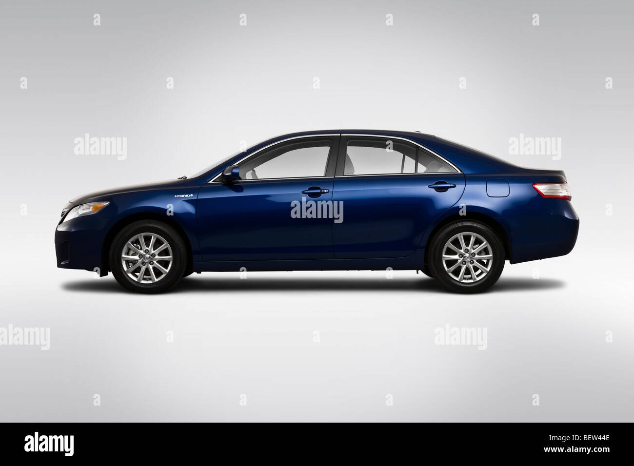 2010 Toyota Camry hybride 2008 en bleu - Pilotes Portrait Banque D'Images