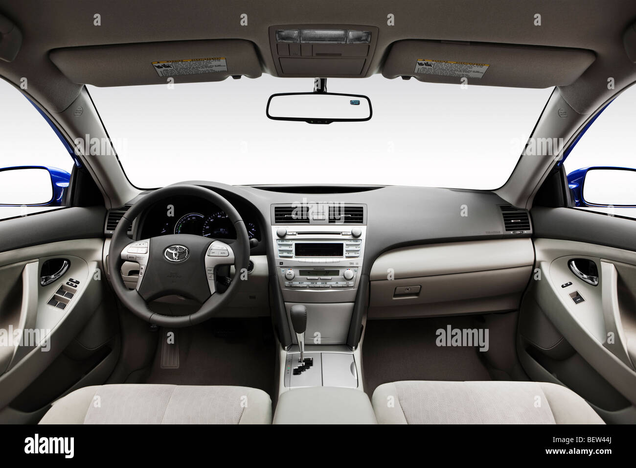 2010 Toyota Camry hybride 2008 en bleu - planche de bord, console centrale, le levier de vitesses voir Banque D'Images