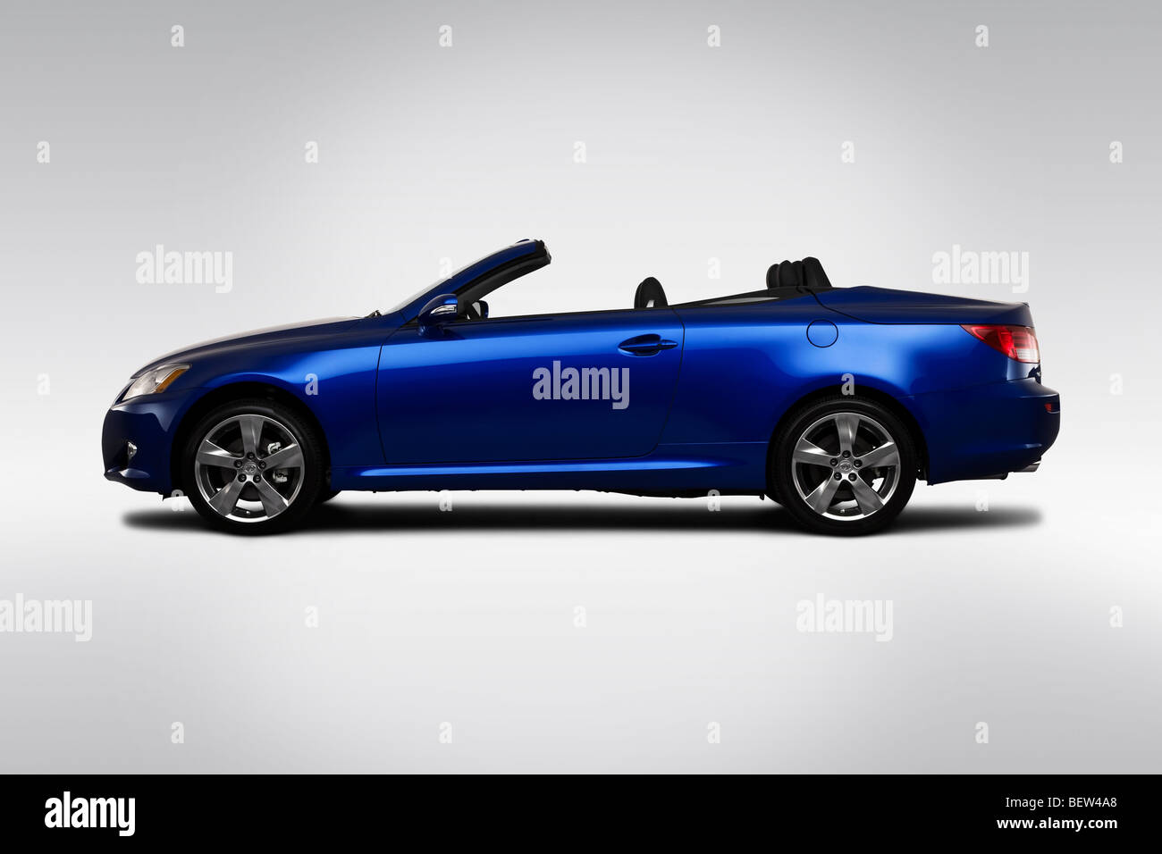 2010 Lexus IS 250 C en bleu - Pilotes Portrait Banque D'Images