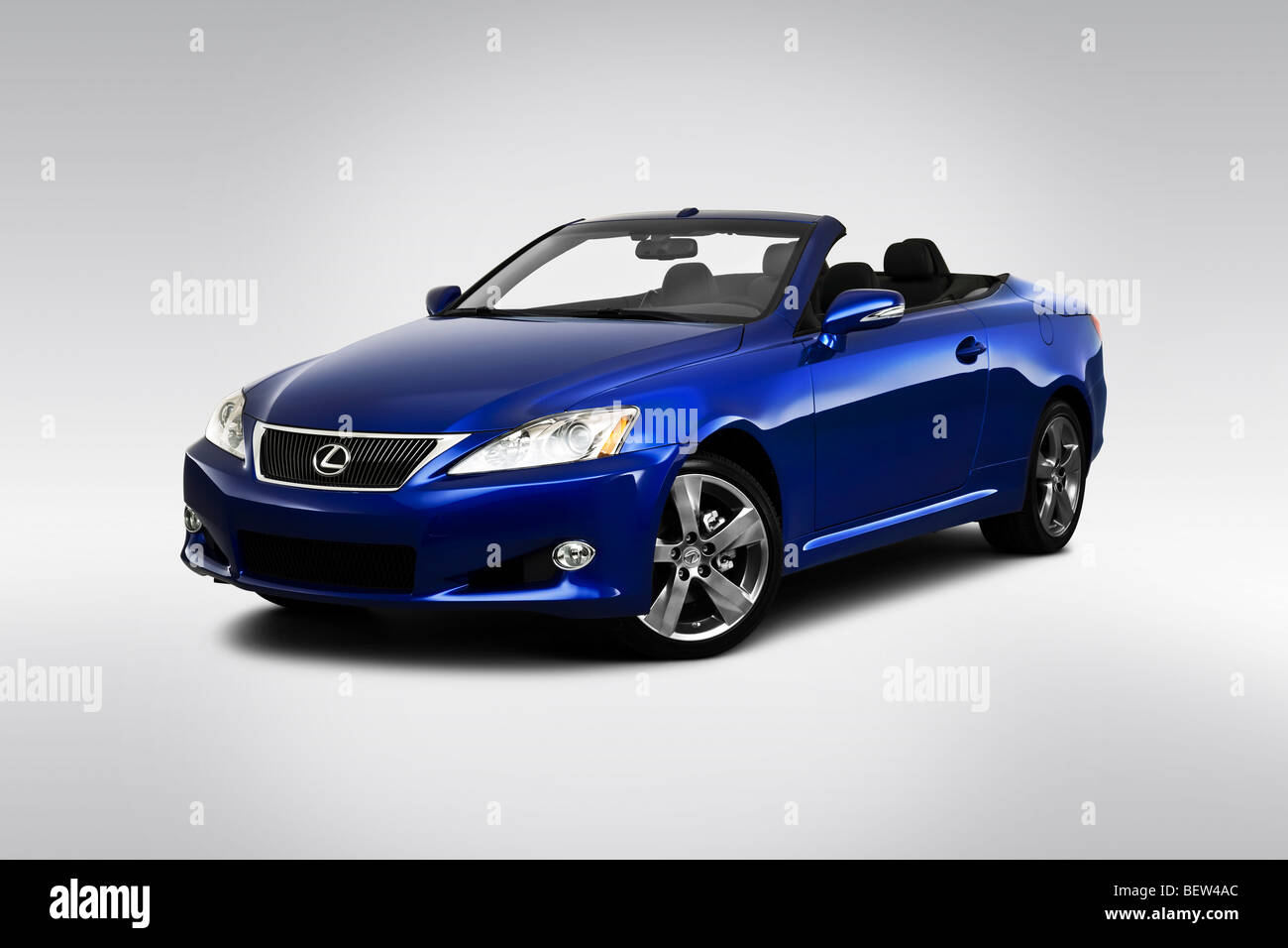 2010 Lexus IS 250 C en bleu - angle de vue avant Banque D'Images