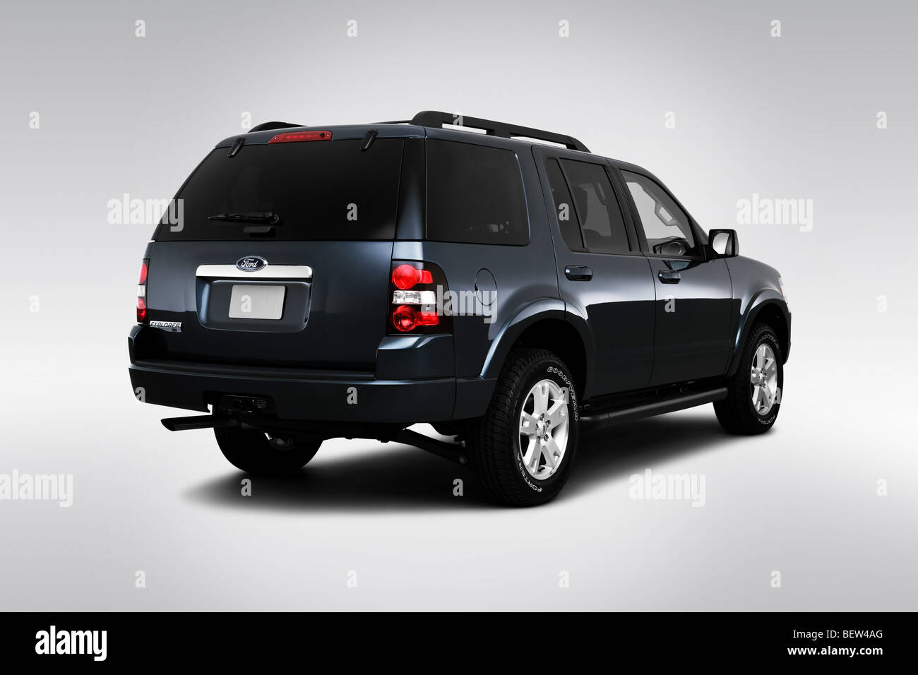 2010 Ford Explorer XLT en noir - vue d'angle arrière Banque D'Images