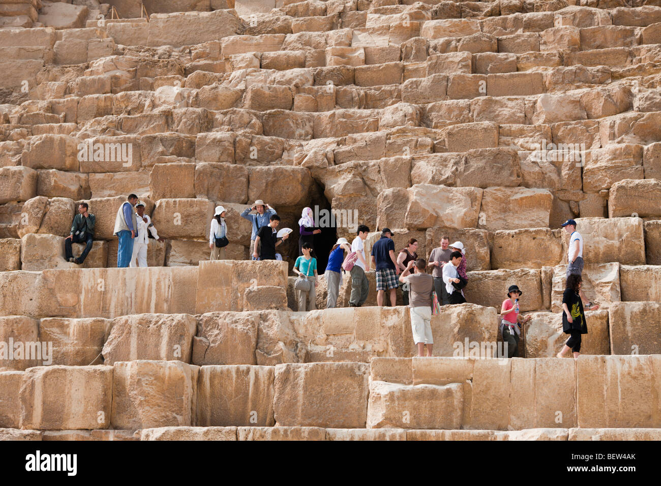 Les touristes à l'entrée de la pyramide de Khéops, Le Caire, Egypte Banque D'Images