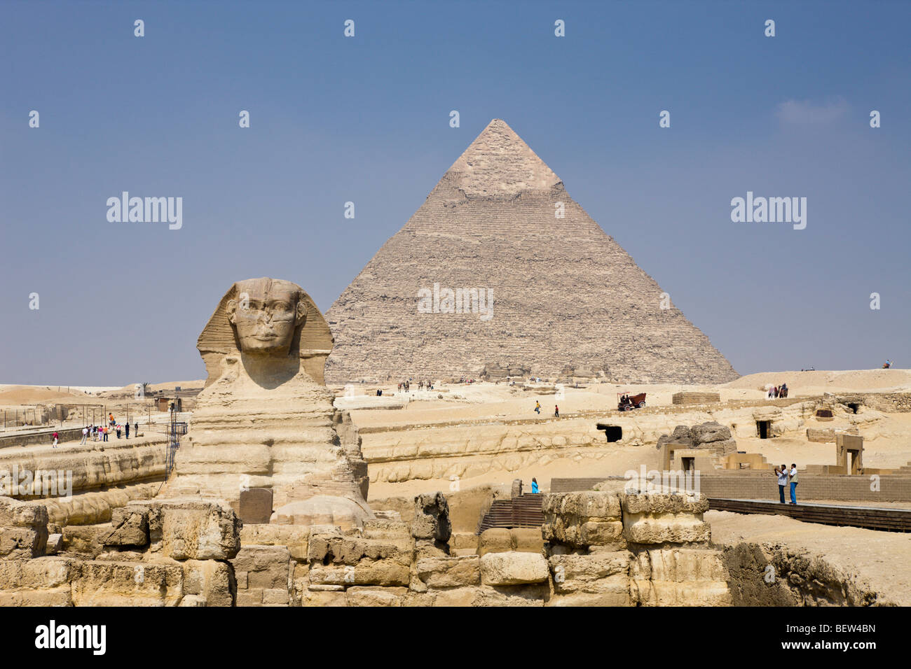 Grand Sphinx de Gizeh contre Khafra Pyramide, Le Caire, Égypte Banque D'Images