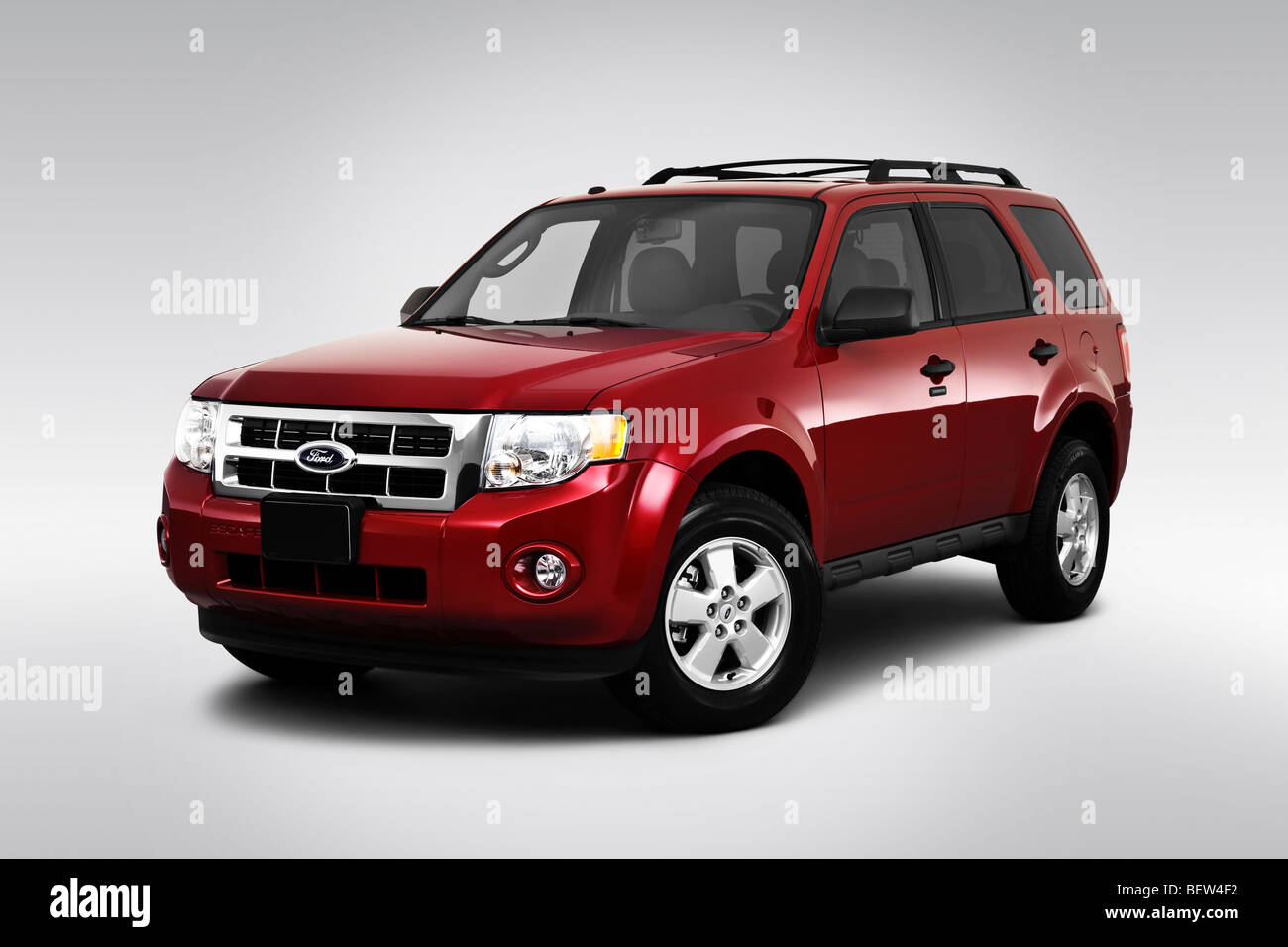 2010 Ford ESCAPE XLT en rouge - angle de vue avant Banque D'Images