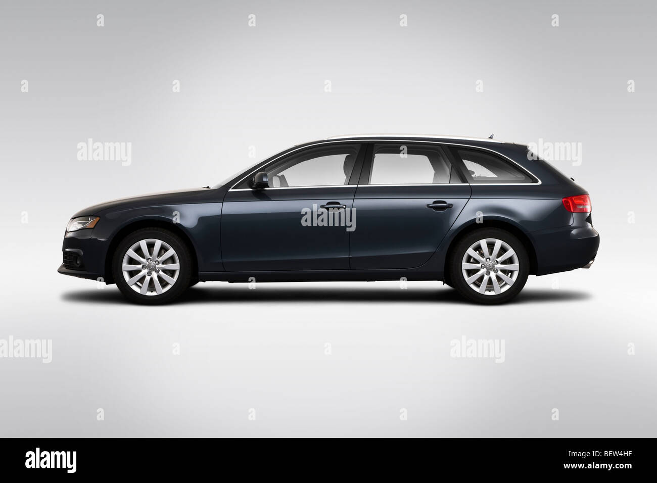2010 Audi A4 avant 2.0T quattro en gris - Pilotes Portrait Banque D'Images