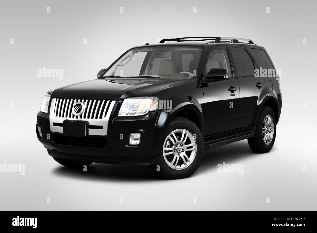 2010 Mercury Mariner Premier Ministre en vue de l'angle avant - Noir Banque D'Images