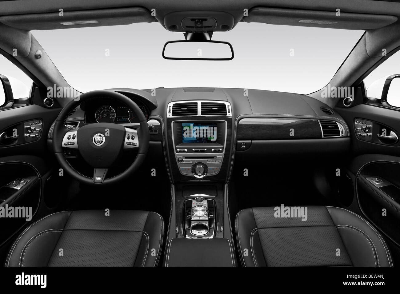 2010 Jaguar XK R en blanc - planche de bord, console centrale, le levier de vitesses voir Banque D'Images